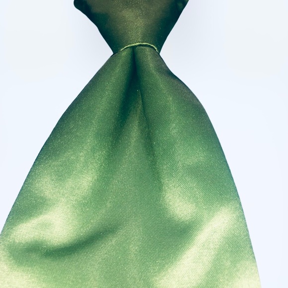 Beautiful Bright Grass Green Satin Formal Windsor Tie w/Adjustable Neckband - Picture 4 of 4